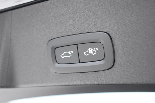 Volvo XC40 B4 211PK Automaat Plus Dark / Navigatie / Adaptive Cruise / Harman Kardon / Stuur- & Stoelverwarming / Elektrische achterklep / Achteruitrijcamera / Elektrische stoelverst. met geheugen / Extra getint glas / Microtech/Nubuck