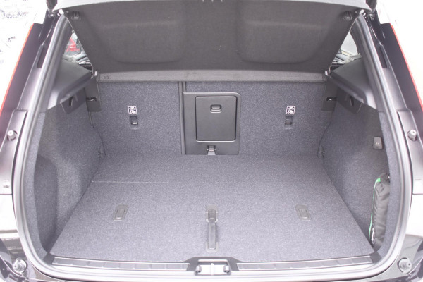 Volvo XC40 B4 211PK Automaat Plus Dark / Navigatie / Adaptive Cruise / Harman Kardon / Stuur- & Stoelverwarming / Elektrische achterklep / Achteruitrijcamera / Elektrische stoelverst. met geheugen / Extra getint glas / Microtech/Nubuck