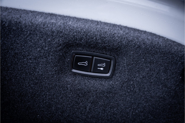 Porsche Taycan Performance 84 kWh - Origineel NL | Panorama | Sport Chrono + | Bose | Memory | Lift