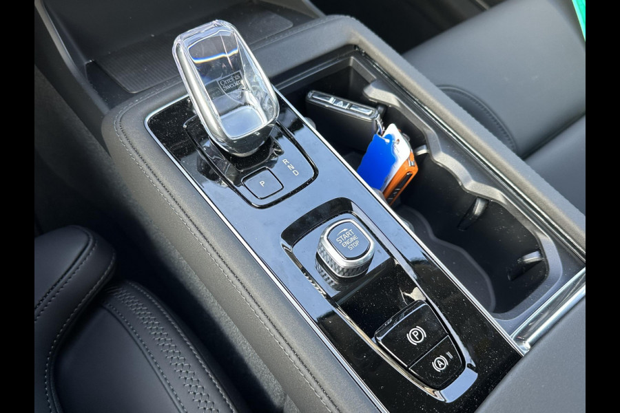 Volvo XC90 2.0 T8 Plug-in hybrid AWD Plus Dark 7-Persoons | Nieuwe Auto (1.000 km) | Vol Opties | Head-Up | Winterpakket | Harman & Kardon | Panoramadak | Memory Stoelen | Matrix-LED | 360 Camera | Rijklaar met Volledige Volvo Fabrieksgarantie