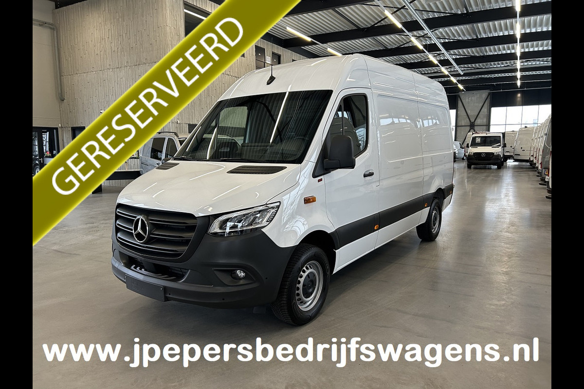 Mercedes-Benz Sprinter 317 CDI L2 H2 Pro / LED / MBUX / Navigatie / Camera / Parkeersensoren / Cruise control / Airco / 270 Graden achterdeuren