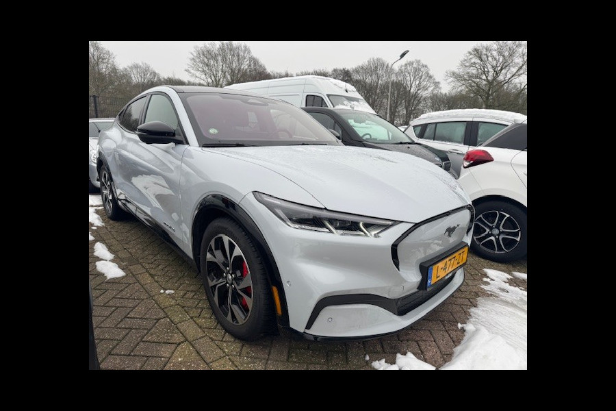 Ford Mustang Mach-E AWD 75 kWh / SOH 93,4% / Panoramadak / Camera / Leder / 19'' / B&O / Keyless / DAB / Dodehoek / ACC / Navigatie / Sfeerverlichting / Stoelverwarming