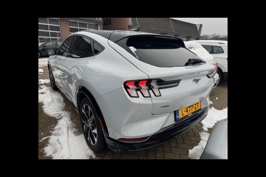 Ford Mustang Mach-E AWD 75 kWh / SOH 93,4% / Panoramadak / Camera / Leder / 19'' / B&O / Keyless / DAB / Dodehoek / ACC / Navigatie / Sfeerverlichting / Stoelverwarming