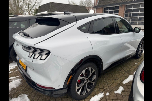 Ford Mustang Mach-E AWD 75 kWh / SOH 93,4% / Panoramadak / Camera / Leder / 19'' / B&O / Keyless / DAB / Dodehoek / ACC / Navigatie / Sfeerverlichting / Stoelverwarming