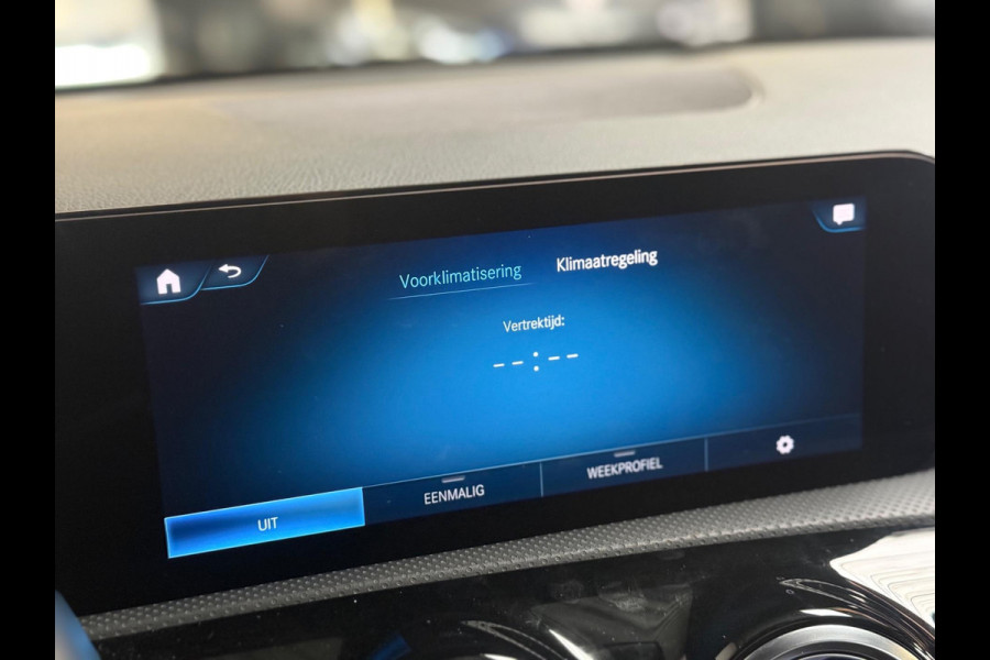 Mercedes-Benz A-Klasse 250 e Business Solution AMG Limited | Pano | Keyless | Sfeerverlichting | DAB