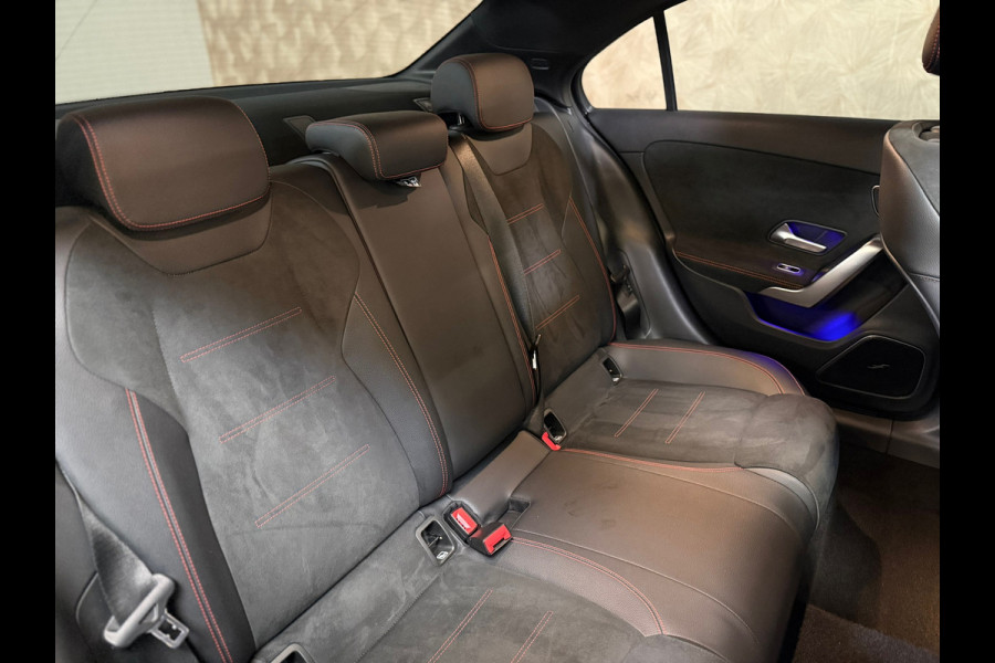 Mercedes-Benz A-Klasse 200 Business Solution AMG | Pano | 19 inch | Camera | Sfeerverlichting | Burmester