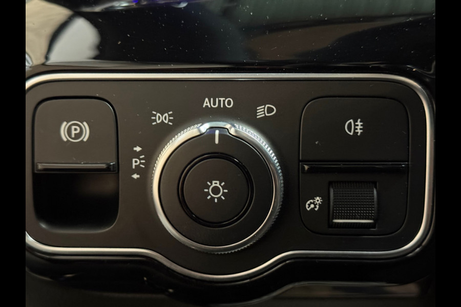 Mercedes-Benz A-Klasse 200 Business Solution AMG | Pano | 19 inch | Camera | Sfeerverlichting | Burmester