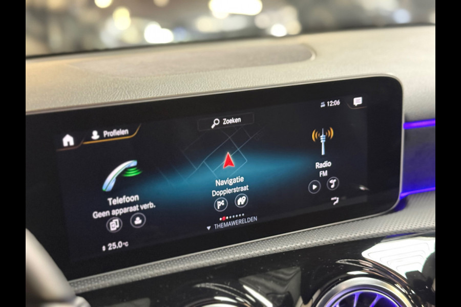Mercedes-Benz A-Klasse 200 Business Solution AMG | Pano | 19 inch | Camera | Sfeerverlichting | Burmester