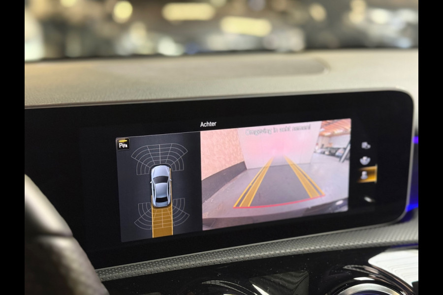 Mercedes-Benz A-Klasse 200 Business Solution AMG | Pano | 19 inch | Camera | Sfeerverlichting | Burmester