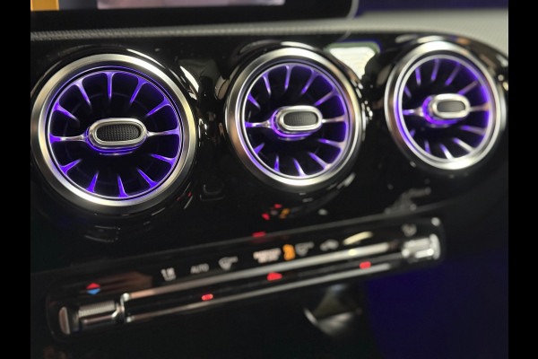 Mercedes-Benz A-Klasse 200 Business Solution AMG | Pano | 19 inch | Camera | Sfeerverlichting | Burmester