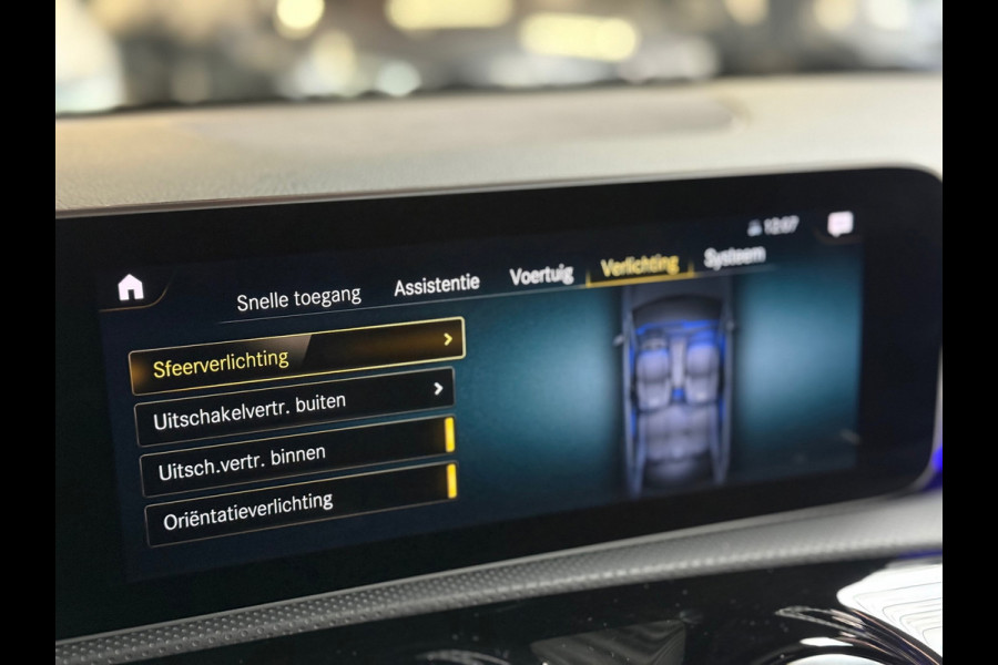 Mercedes-Benz A-Klasse 200 Business Solution AMG | Pano | 19 inch | Camera | Sfeerverlichting | Burmester