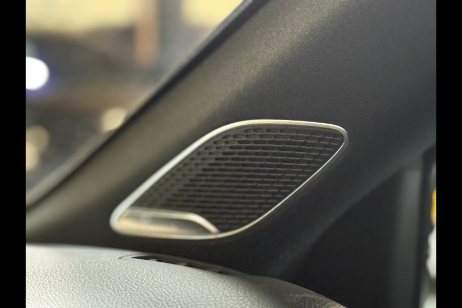 Mercedes-Benz A-Klasse 200 Business Solution AMG | Pano | 19 inch | Camera | Sfeerverlichting | Burmester