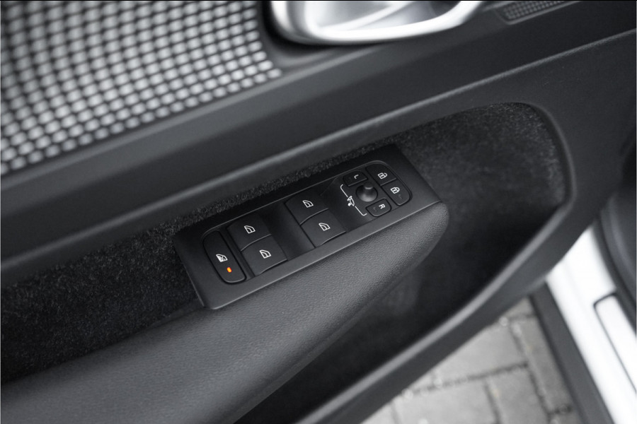 Volvo XC40 1.5 T3 R-Design Automaat Pano Camera Trekhaak