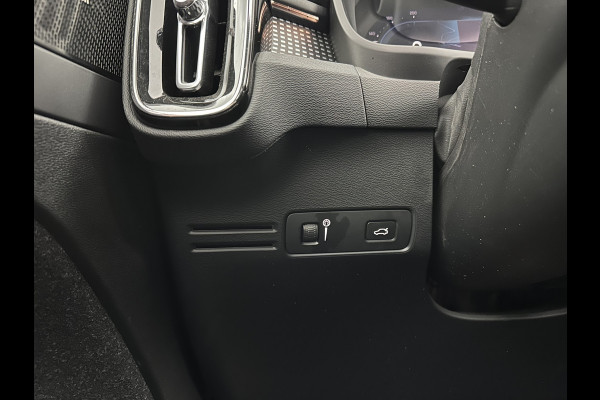 Volvo XC40 Recharge P8 AWD R-Design [ 3-Fase ] (INCL.BTW) Aut. *PANO | LEATHER-ALCANTARA | DIGI-COCKPIT | FULL-LED | HARMAN/KARDON | TOP-VIEW | CARPLAY | NAVI-FULLMAP | ECC | PDC | KEYLESS | HEATED-SPORTSEATS | BLIS | TOWBAR | 18''ALU*