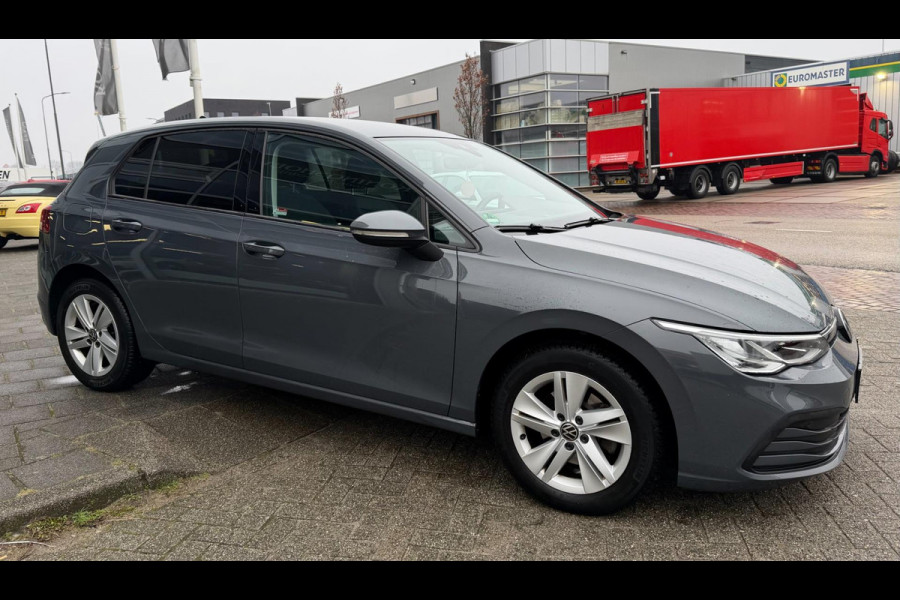 Volkswagen Golf | 64.138 km | Adaptieve cruise control | Parkeercamera | LED | Navigatie | Clima | Carplay | Full options!