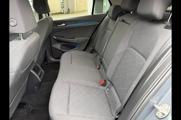 Volkswagen Golf | 64.138 km | Adaptieve cruise control | Parkeercamera | LED | Navigatie | Clima | Carplay | Full options!
