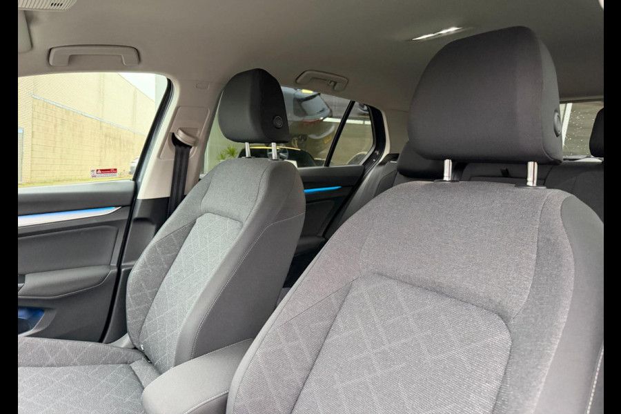 Volkswagen Golf | 64.138 km | Adaptieve cruise control | Parkeercamera | LED | Navigatie | Clima | Carplay | Full options!