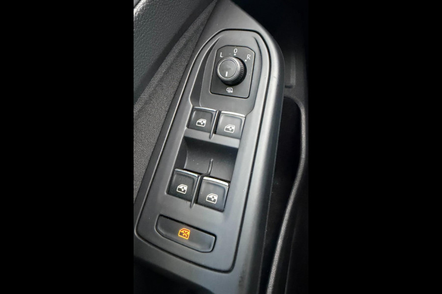 Volkswagen Golf | 64.138 km | Adaptieve cruise control | Parkeercamera | LED | Navigatie | Clima | Carplay | Full options!