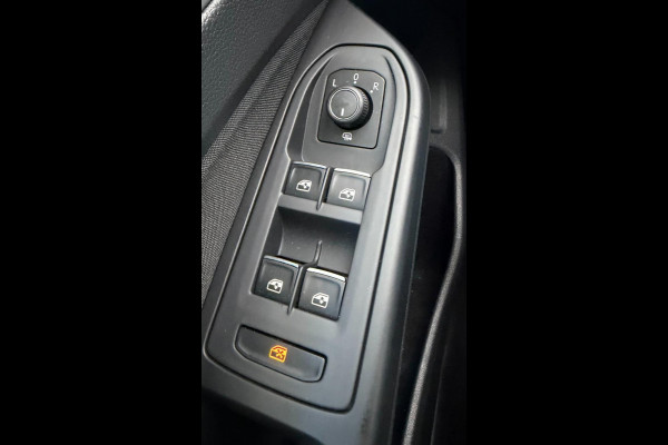 Volkswagen Golf | 64.138 km | Adaptieve cruise control | Parkeercamera | LED | Navigatie | Clima | Carplay | Full options!