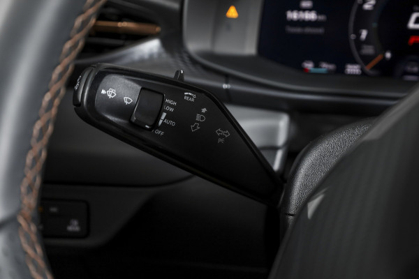 CUPRA Terramar 1.5 TSI e-Hybrid 272 PK VZ Performance | S/K-Panodak | Sennheiser Audio | Adapt. Cruise | Memory Stoel | Stoel-+Stuurverw. | PDC | 360 Camera | NAV + App. Connect | ECC | Elek. Klep | LM 19" | Dark Void lak | 5209