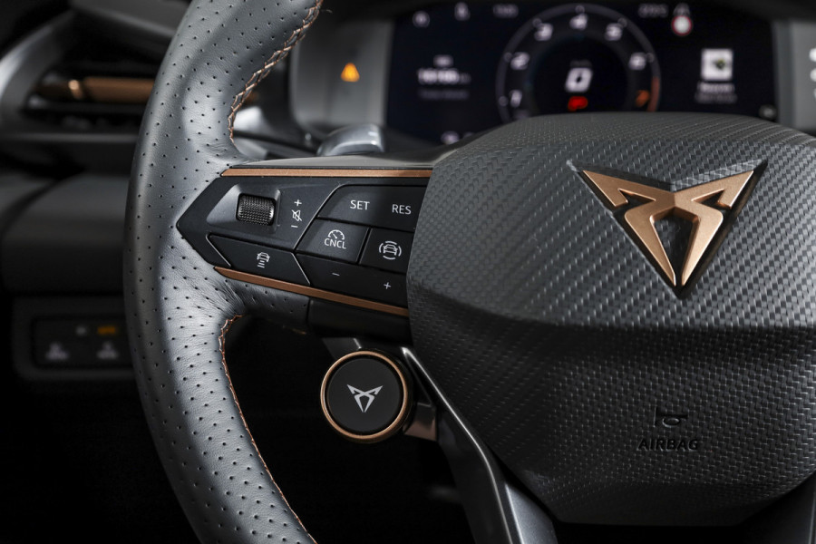 CUPRA Terramar 1.5 TSI e-Hybrid 272 PK VZ Performance | S/K-Panodak | Sennheiser Audio | Adapt. Cruise | Memory Stoel | Stoel-+Stuurverw. | PDC | 360 Camera | NAV + App. Connect | ECC | Elek. Klep | LM 19" | Dark Void lak | 5209