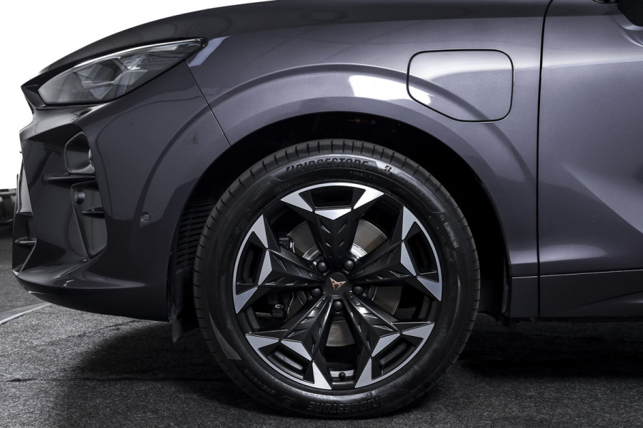 CUPRA Terramar 1.5 TSI e-Hybrid 272 PK VZ Performance | S/K-Panodak | Sennheiser Audio | Adapt. Cruise | Memory Stoel | Stoel-+Stuurverw. | PDC | 360 Camera | NAV + App. Connect | ECC | Elek. Klep | LM 19" | Dark Void lak | 5209