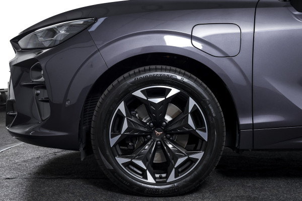 CUPRA Terramar 1.5 TSI e-Hybrid 272 PK VZ Performance | S/K-Panodak | Sennheiser Audio | Adapt. Cruise | Memory Stoel | Stoel-+Stuurverw. | PDC | 360 Camera | NAV + App. Connect | ECC | Elek. Klep | LM 19" | Dark Void lak | 5209