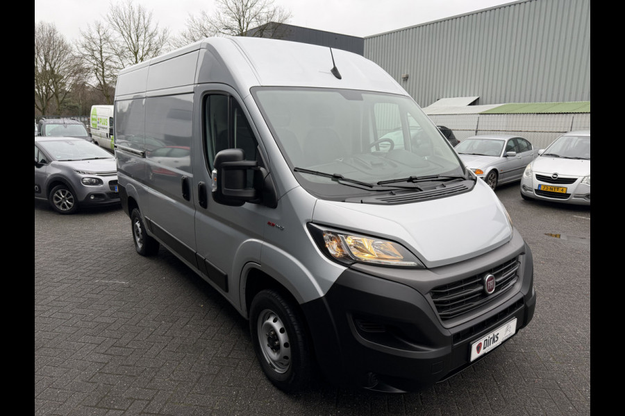 Fiat Ducato 140pk L2H2 (Trekhaak - Camera - Navigatie - Automatische Airco - Houten vloer + Zijwand panelen)