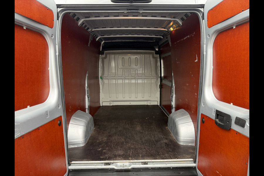 Fiat Ducato 140pk L2H2 (Trekhaak - Camera - Navigatie - Automatische Airco - Houten vloer + Zijwand panelen)
