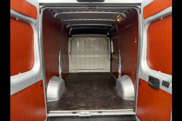 Fiat Ducato 140pk L2H2 (Trekhaak - Camera - Navigatie - Automatische Airco - Houten vloer + Zijwand panelen)