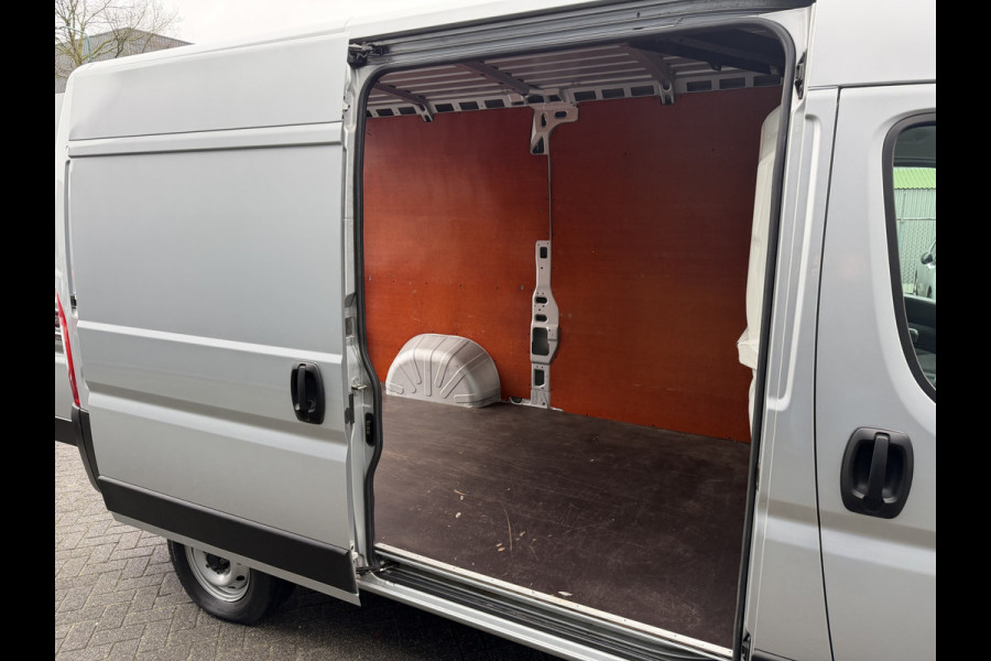 Fiat Ducato 140pk L2H2 (Trekhaak - Camera - Navigatie - Automatische Airco - Houten vloer + Zijwand panelen)