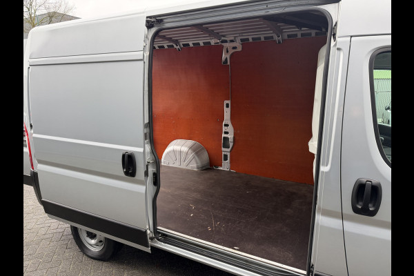 Fiat Ducato 140pk L2H2 (Trekhaak - Camera - Navigatie - Automatische Airco - Houten vloer + Zijwand panelen)