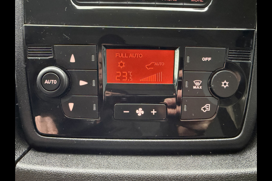 Fiat Ducato 140pk L2H2 (Trekhaak - Camera - Navigatie - Automatische Airco - Houten vloer + Zijwand panelen)