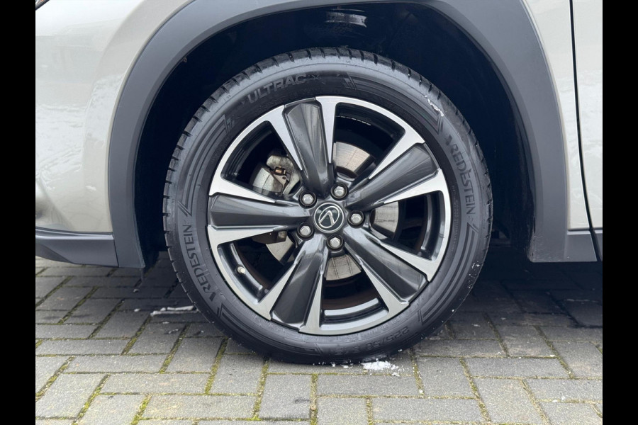Lexus UX 250h Preference Line | Dodehoekherkenning, 18 inch, Stoel + Stuurverwarming, Parkeersensoren, Apple CarPlay/Android Auto