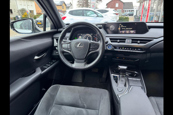 Lexus UX 250h Preference Line | Dodehoekherkenning, 18 inch, Stoel + Stuurverwarming, Parkeersensoren, Apple CarPlay/Android Auto