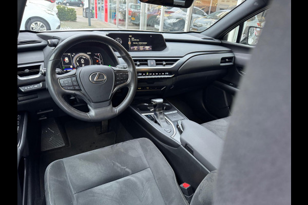 Lexus UX 250h Preference Line | Dodehoekherkenning, 18 inch, Stoel + Stuurverwarming, Parkeersensoren, Apple CarPlay/Android Auto