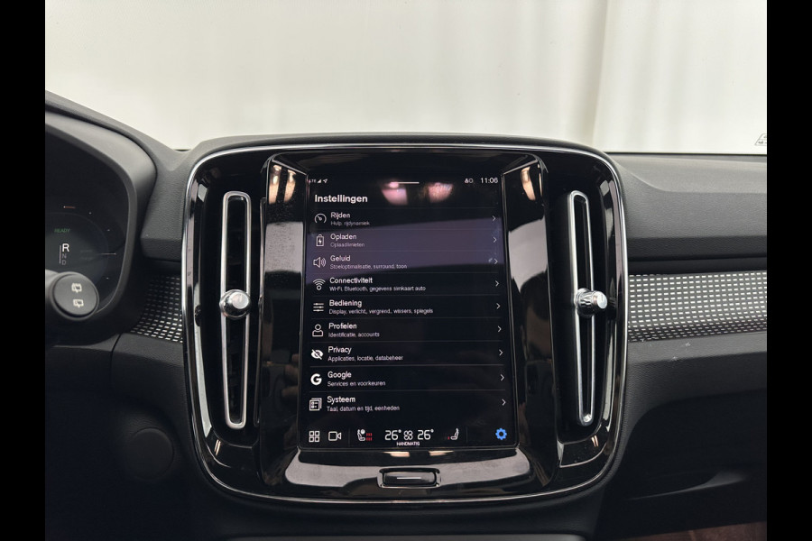 Volvo XC40 Recharge P8 AWD R-Design [ 3-Fase ] {SOH-90%} (INCL.BTW) Aut. *PANO | LEATHER-ALCANTARA | ADAPTIVE-CRUISE | DIGI-COCKPIT | FULL-LED | HARMAN/KARDON | TOP-VIEW | NAVI-FULLMAP | ECC | PDC | KEYLESS | HEATED-SPORTSEATS | TOWBAR | 20''ALU*