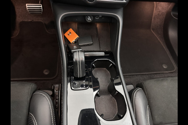 Volvo XC40 Recharge P8 AWD R-Design [ 3-Fase ] {SOH-90%} (INCL.BTW) Aut. *PANO | LEATHER-ALCANTARA | ADAPTIVE-CRUISE | DIGI-COCKPIT | FULL-LED | HARMAN/KARDON | TOP-VIEW | NAVI-FULLMAP | ECC | PDC | KEYLESS | HEATED-SPORTSEATS | TOWBAR | 20''ALU*