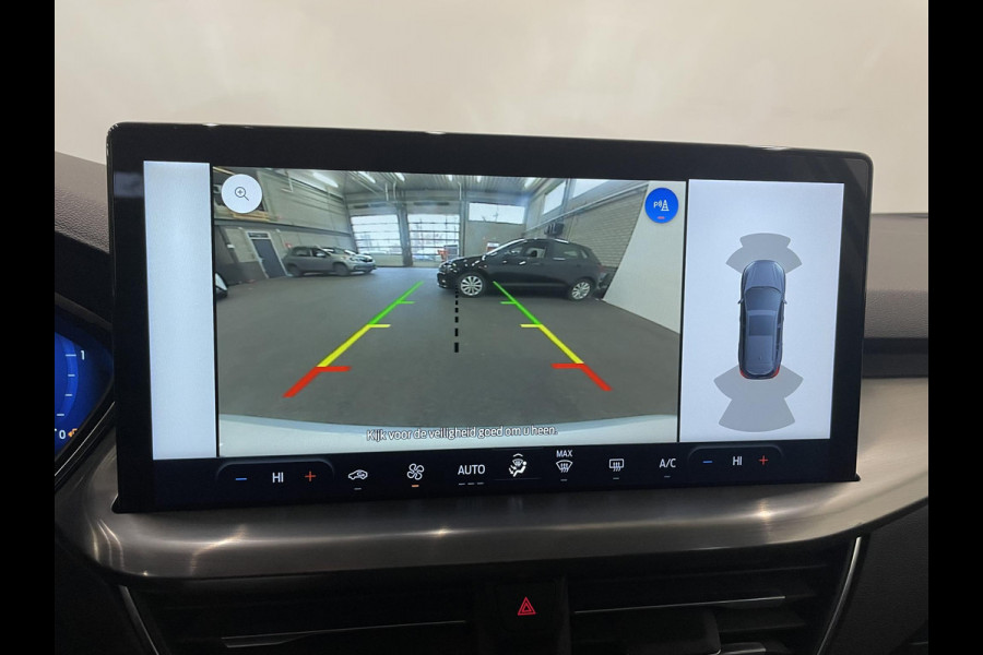 Ford FOCUS Wagon 1.0 EcoBoost Hybrid Titanium Rijklaar incl 12 mnd BOVAG garantie! Airco ECC Navi Carplay PDC VA+ Camera Full LED DAB+ Lichtmetalen velgen