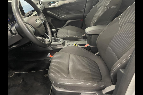 Ford FOCUS Wagon 1.0 EcoBoost Hybrid Titanium Rijklaar incl 12 mnd BOVAG garantie! Airco ECC Navi Carplay PDC VA+ Camera Full LED DAB+ Lichtmetalen velgen