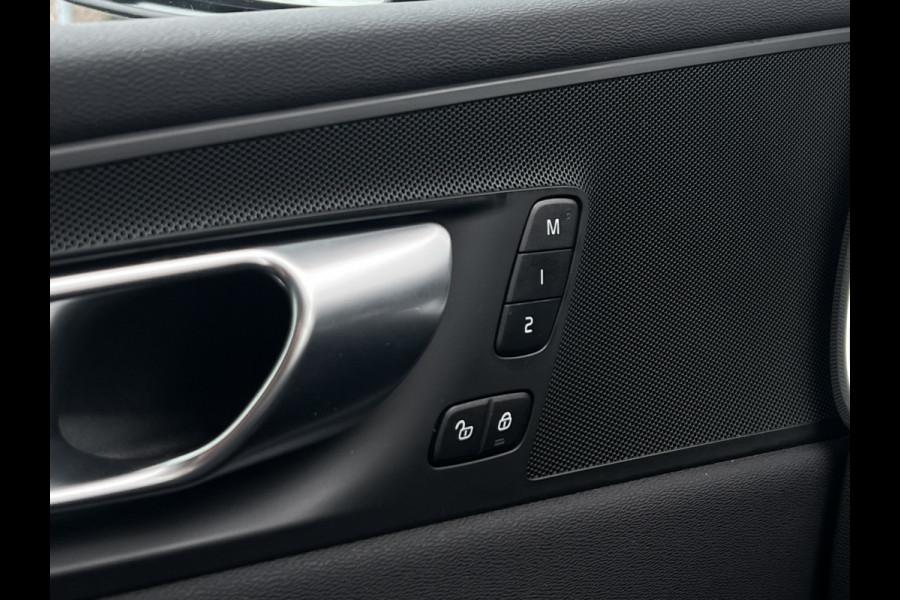 Volvo XC60 B4 Plus Dark | Trekhaak | Navi | Camera | Memory