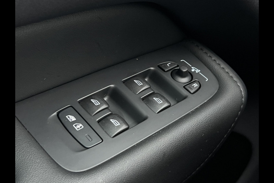 Volvo XC60 B4 Plus Dark | Trekhaak | Navi | Camera | Memory