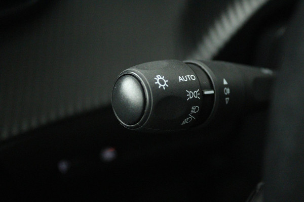 Peugeot 208 1.2 PureTech Blue Lease Active (NAVIGATIE, CRUISE CONTROL, LANE-ASSIST, PARKEERSENSOREN, BLUETOOTH, AIRCO)