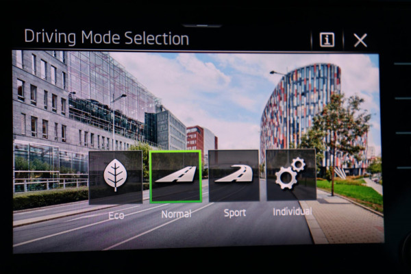 Škoda Kodiaq 1.5 TSI Sportline Bus. org.NL el.klep stuur+stoelverw camera 20"