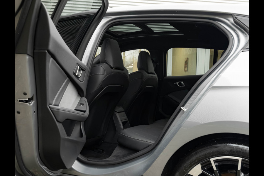 BMW 1-serie M135 xDrive - Pano - Driving Ass - Harman Kardon - Camera