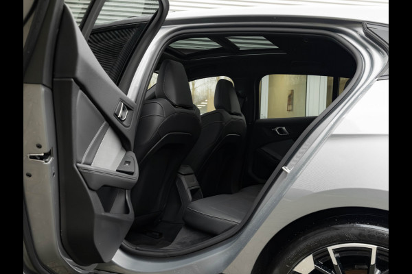 BMW 1-serie M135 xDrive - Pano - Driving Ass - Harman Kardon - Camera