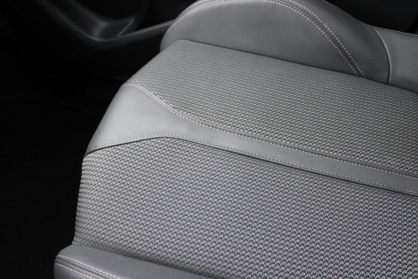 Peugeot 3008 1.6 HYbrid 225 GT | Panoramadak | Navigatie | Adaptieve cruise | BLIS