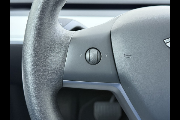 Tesla Model 3 RWD Plus 325PK SOH 91% Lmv 19" Ivoor kleurig Leder 3 AutoPilot Panoramadak Adaptive.Cruise Camera's Elektr.Stuur+Stoelen+Spiegel Navi Ecc Led ACC DAB Voorverwarmen en Keyless via App One-Pedal-Drive 1e Eigenaar Origineel Nederlandse Auto