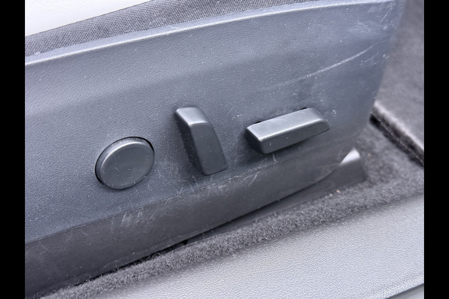 Tesla Model 3 RWD Plus 325PK SOH 91% Lmv 19" Ivoor kleurig Leder 3 AutoPilot Panoramadak Adaptive.Cruise Camera's Elektr.Stuur+Stoelen+Spiegel Navi Ecc Led ACC DAB Voorverwarmen en Keyless via App One-Pedal-Drive 1e Eigenaar Origineel Nederlandse Auto