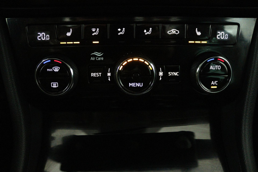 Škoda Superb Combi 1.4 TSI ACT Ambition Business (PANORAMADAK, STOELVERWARMING, ELEKTR STOELEN, NAVIGATIE CARPLAY, CRUISE CONTROL)